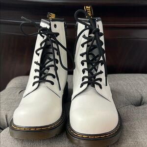 Fabulous Dr Martens in white size 7 Brand New never worn